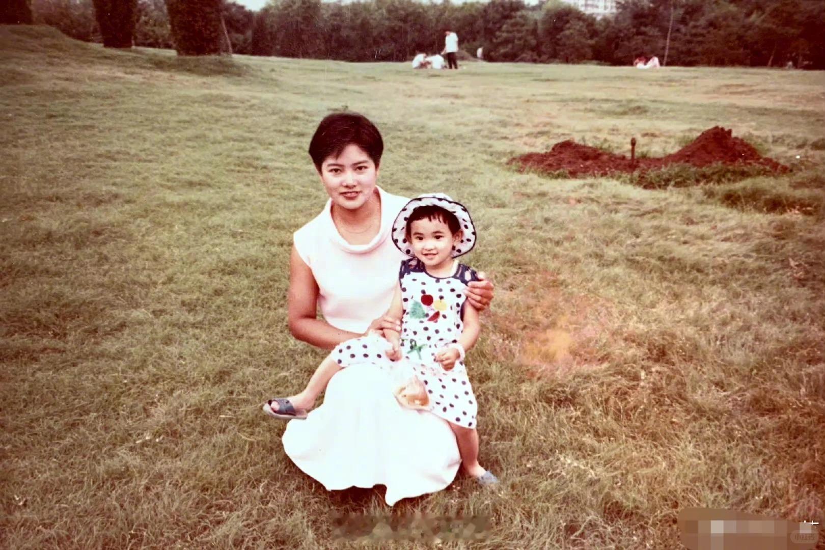 彭小苒妈妈好像何赛飞！ 巧的是彭小苒和何赛飞还演过同一个角色 