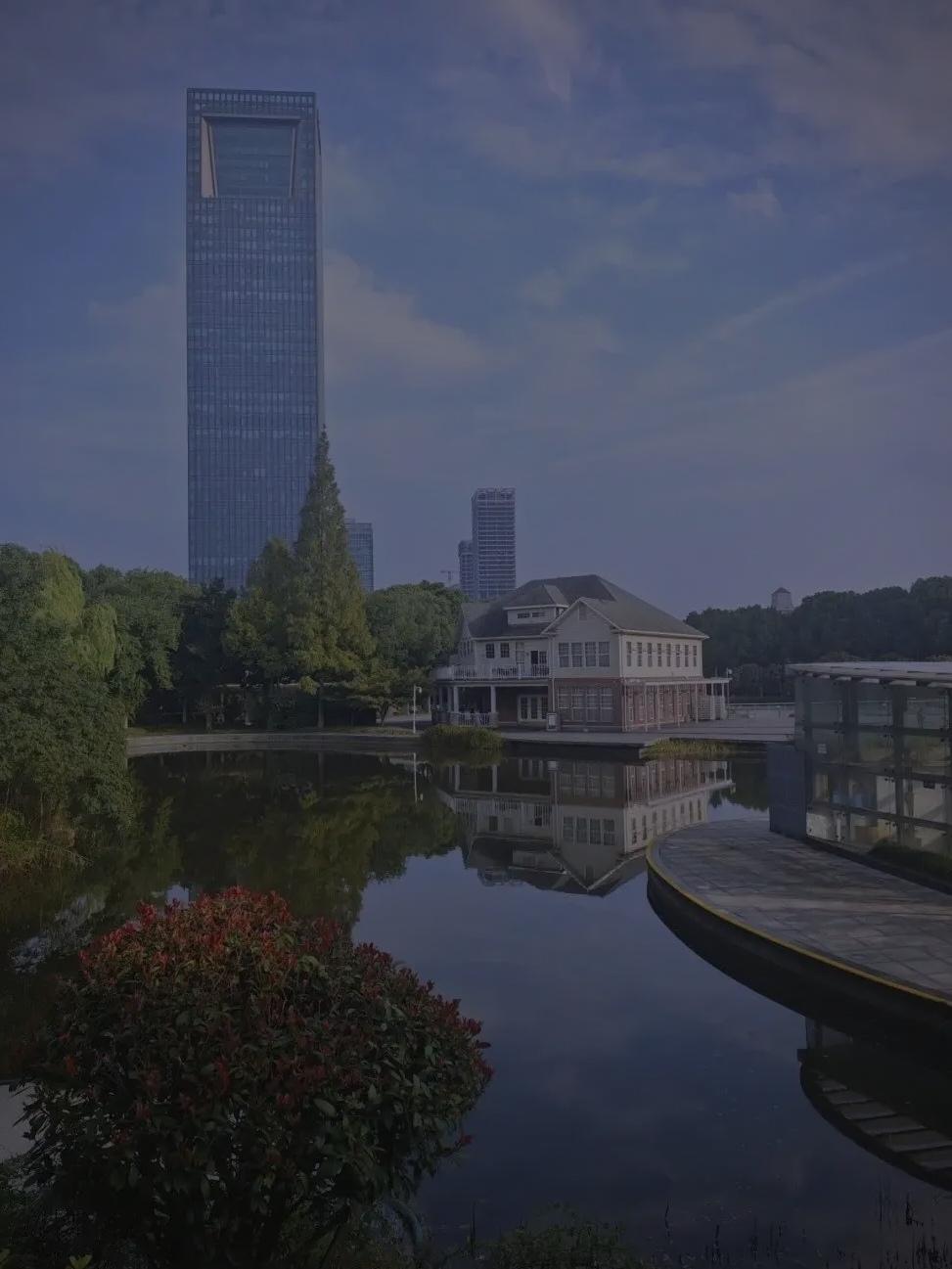 昨晚，我恍恍惚惚走了一万步。

晚饭后本只想下楼取个快递，可临出门时，心里忽然涌