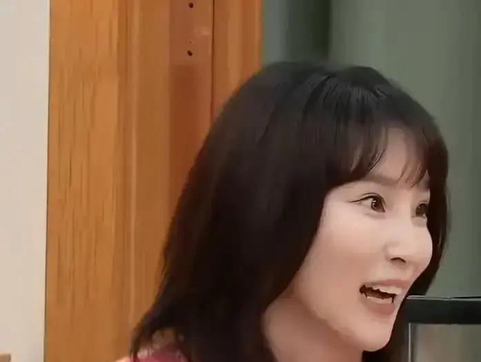 吴京最新回应炸了：“对，我送儿子学打架。
”
但别急着骂。
他攥住话筒，一字一句