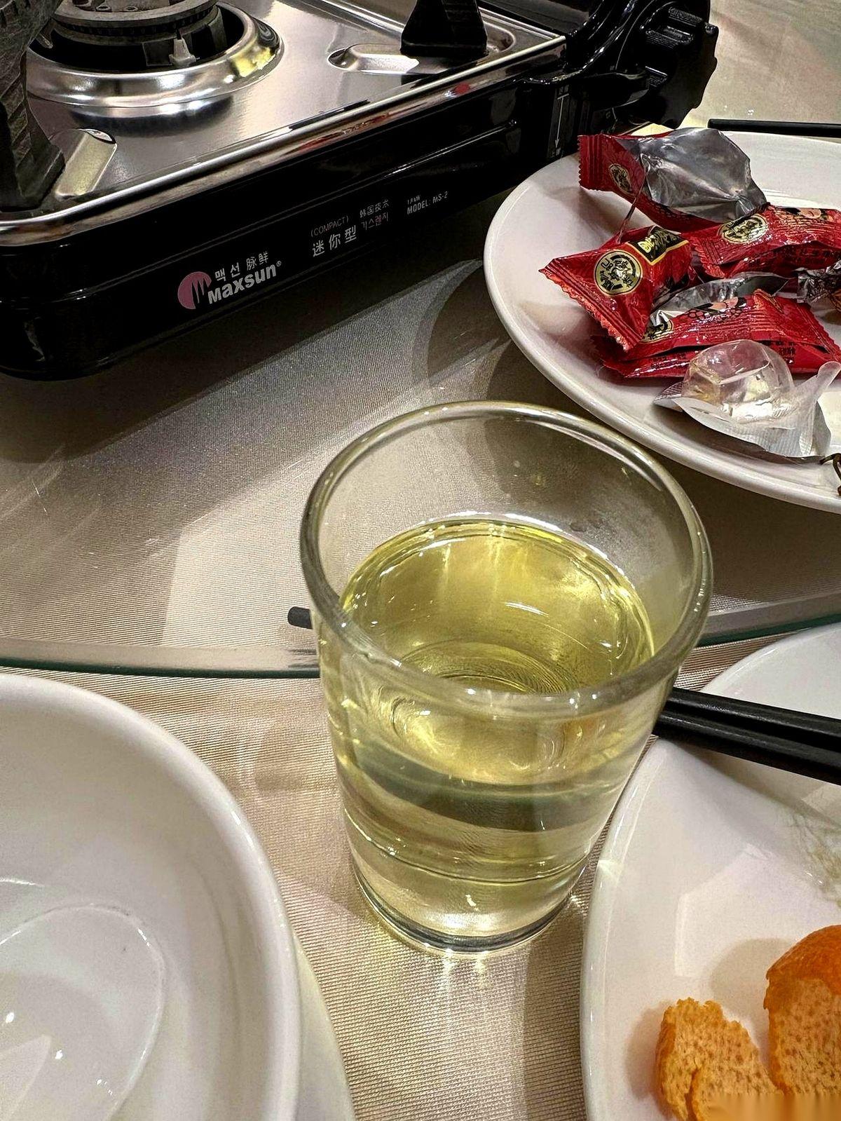 下班前，女领导把我叫到一边，不由分说塞来一瓶矿泉水，压低了嗓子：“晚上有个局，你