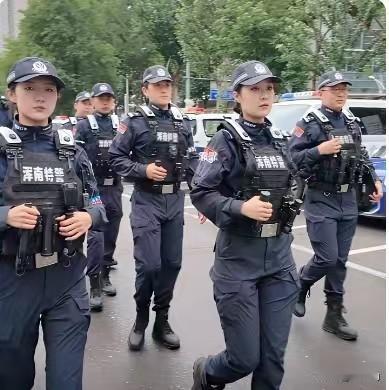 沈阳浑南特警这波真的帅到出圈！
 雨中行进的队列里，女警们身姿挺拔、眼神坚毅，利