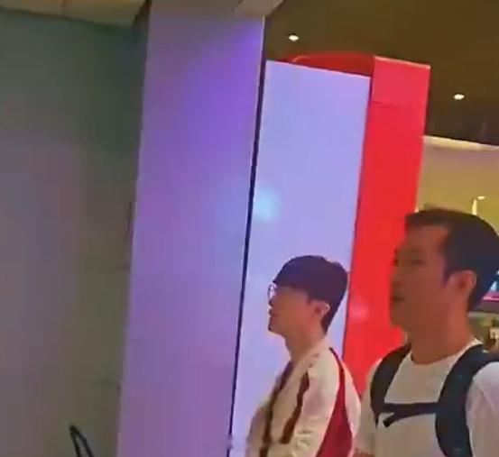 英雄联盟Faker抵达巴黎 先行一步！EWC工作人员分享：Faker已经抵达法国
