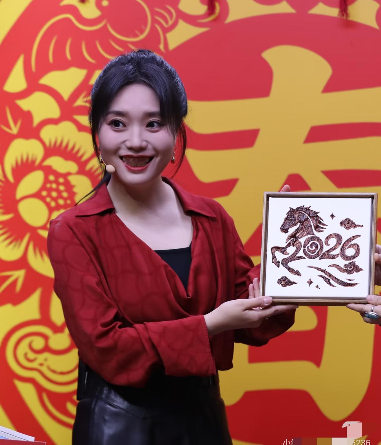 李雪琴在辽宁春晚亮相，好多人惊呼：这还是她吗？
！
高马尾、红衣黑裙，最炸眼的是