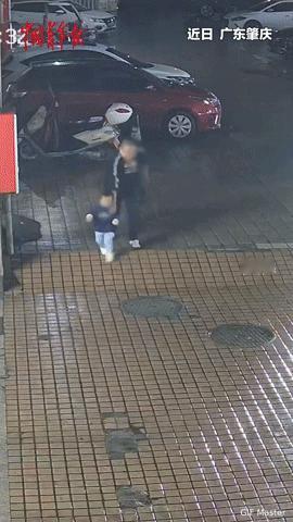 深夜街头的生命接力！男子突然昏迷，他跪地5分钟心肺复苏救人
 
深夜的广东肇庆街