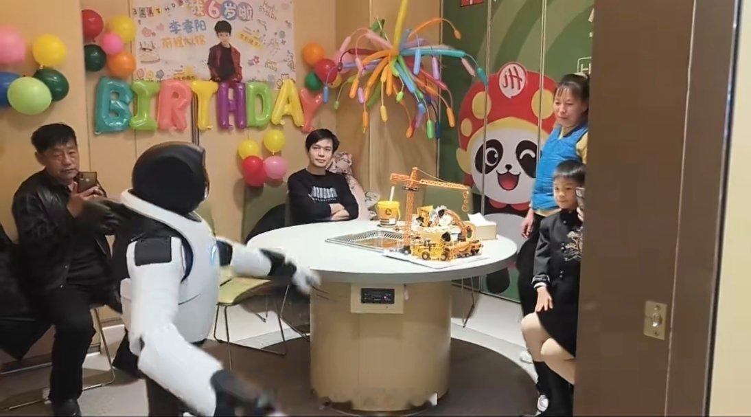 厦门一火锅店卷到请机器人当服务员哈哈哈！火锅店的服务员赛道已经进化到钢铁版本了！