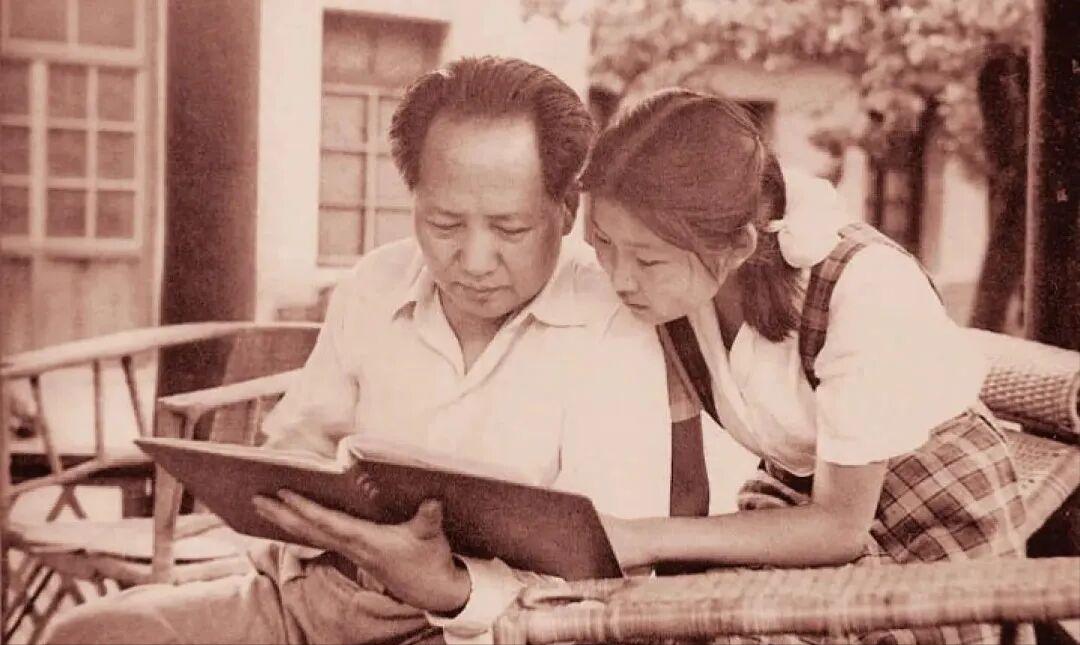 1951年夏，毛泽东和李敏一起看影集