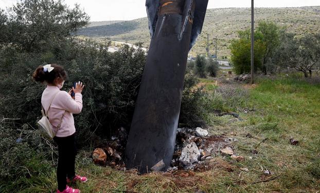 大型导弹残骸竟成拍照围观处

美以与伊朗的战争进入第四周，为迫使对方屈服，各方都