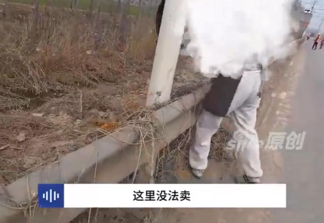 小摊贩的营生很难过！不仅要面对城管的驱赶，还要遭受同是小贩的排挤。
前不久，山东