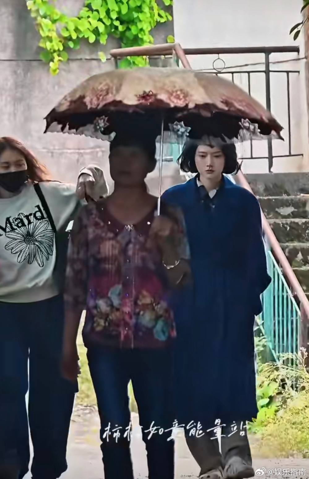 任敏《柿柿如意》路透，成熟的许不是，走路有种大佬的气场[点赞] ​​​