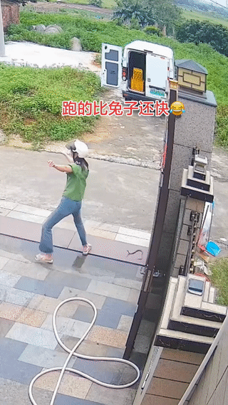 女子刚要出门。
结果却在门口意外看见“辣条”？
吓得她立马跑进屋里！