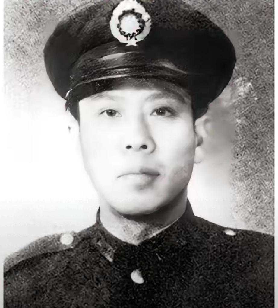 卧底十三年挖出两名军中叛徒，
这位铁血男儿用一生书写忠诚！
谁能想象，
这位在敌