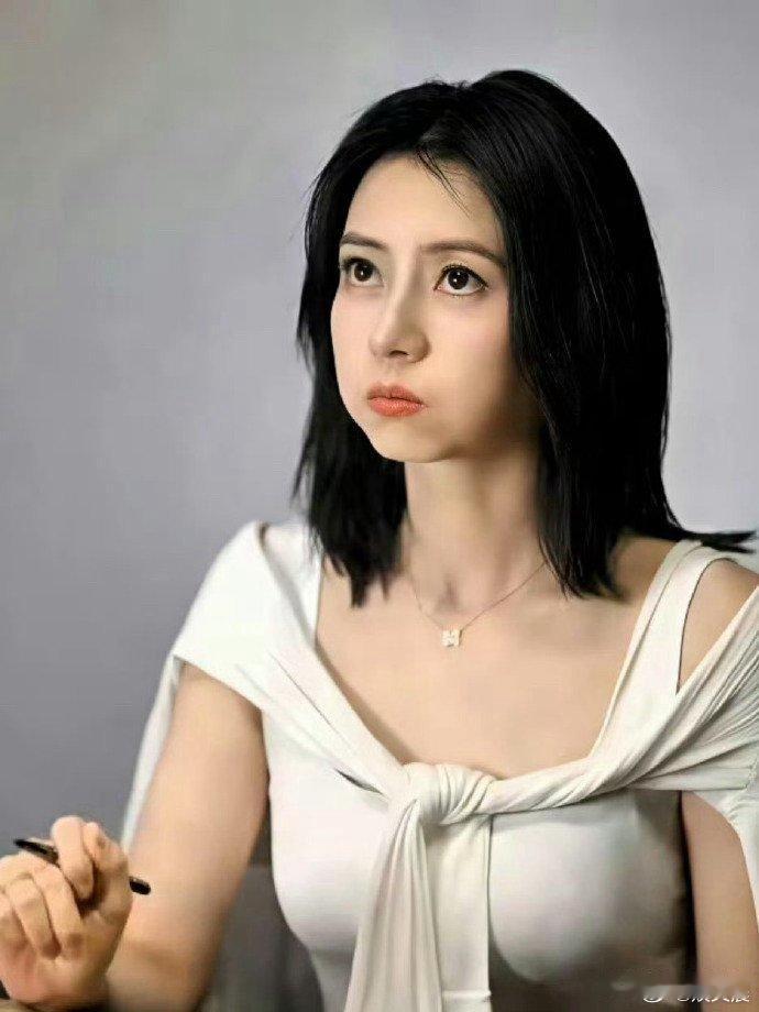 坚持力量训练后的高圆圆手臂线条饱满，体态紧实，平添丰盈成熟的女人韵味。