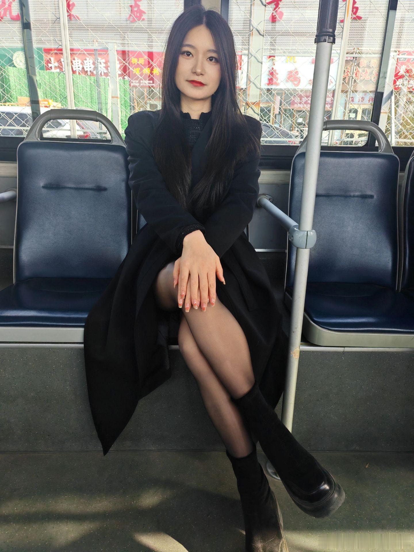 时尚穿搭 主打黑色系美女绘梦长廊