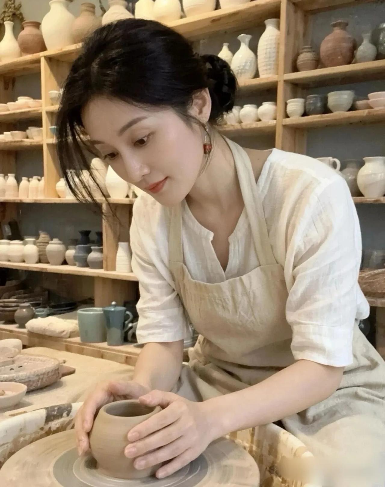 陶艺师专注创作，手作之美尽显