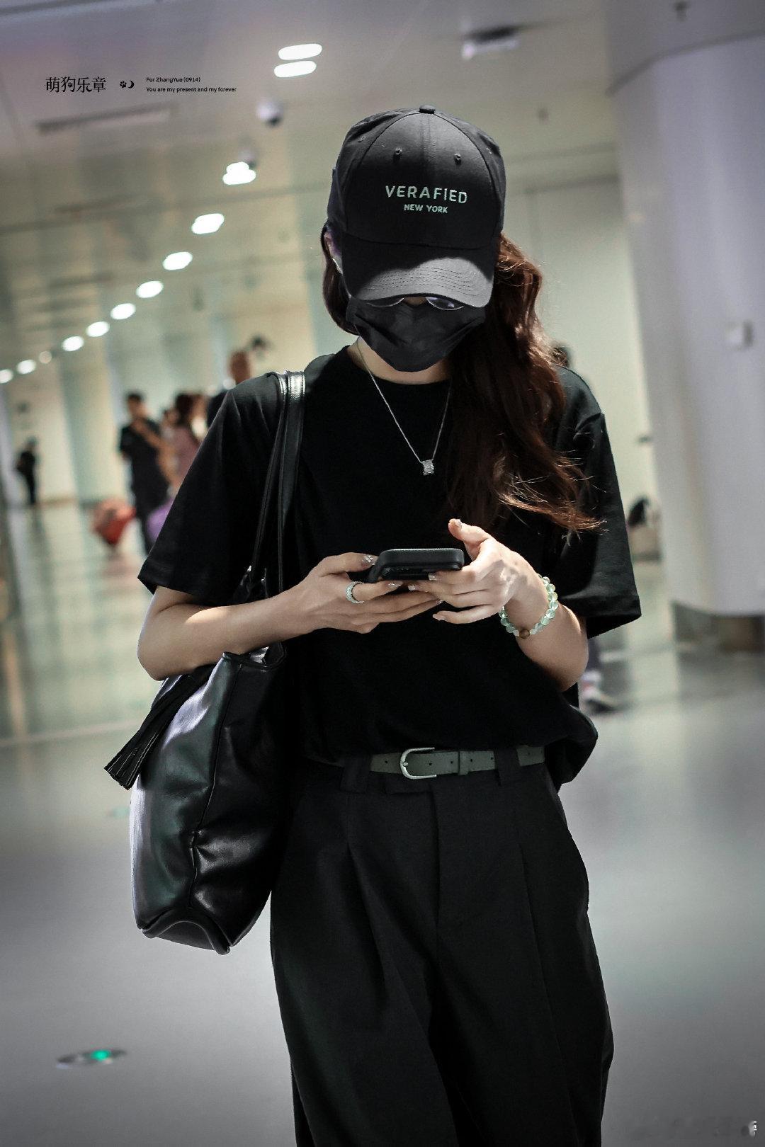 张月张月看到粉丝摔倒让保安不要推人张月让保安不要推人 张月长沙到达，看到粉丝摔倒