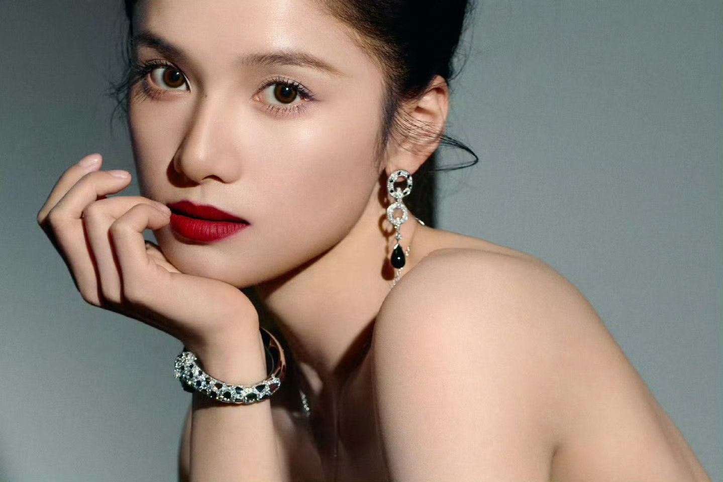 张婧仪VOGUE盛典出图，好标准的浓颜美女[期待][期待][期待] ​​​