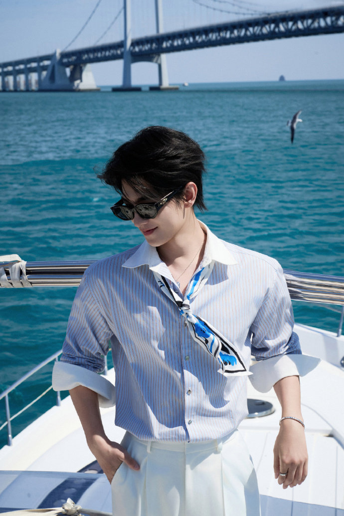 杨洋海边时尚大片杨洋海边夏日写真海风漫卷温柔，落日偏爱少年！杨洋海边氛围感大片氛