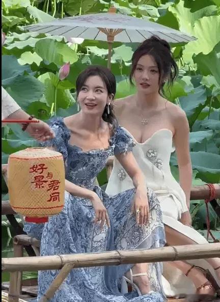 李晟与蔡文静坐木筏同游，坐姿霸气又美又飒。 ​​​