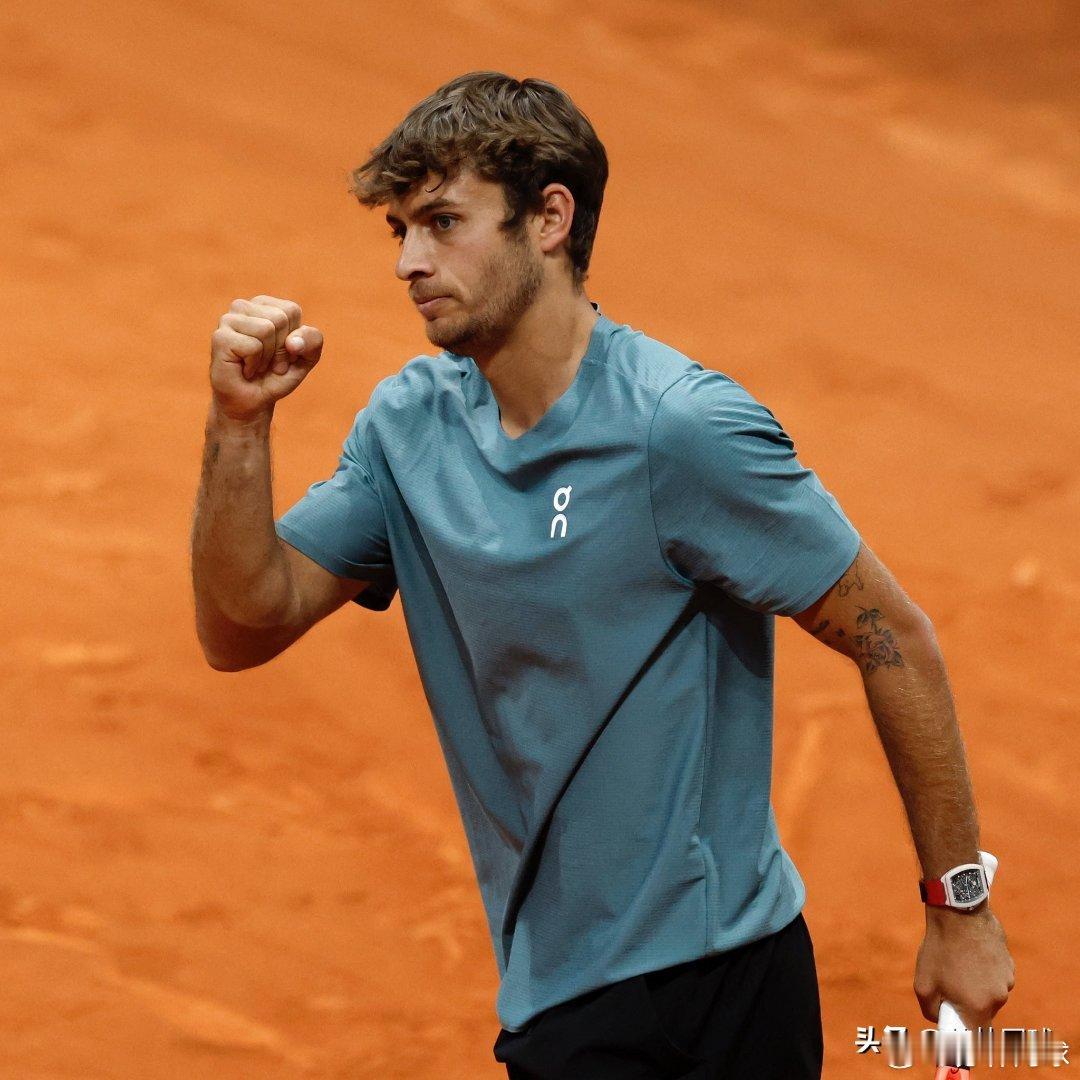 科博利6-3/5-7/6-4梅德韦杰夫晋级马德里大师赛八强。将再度挑战世界第三兹