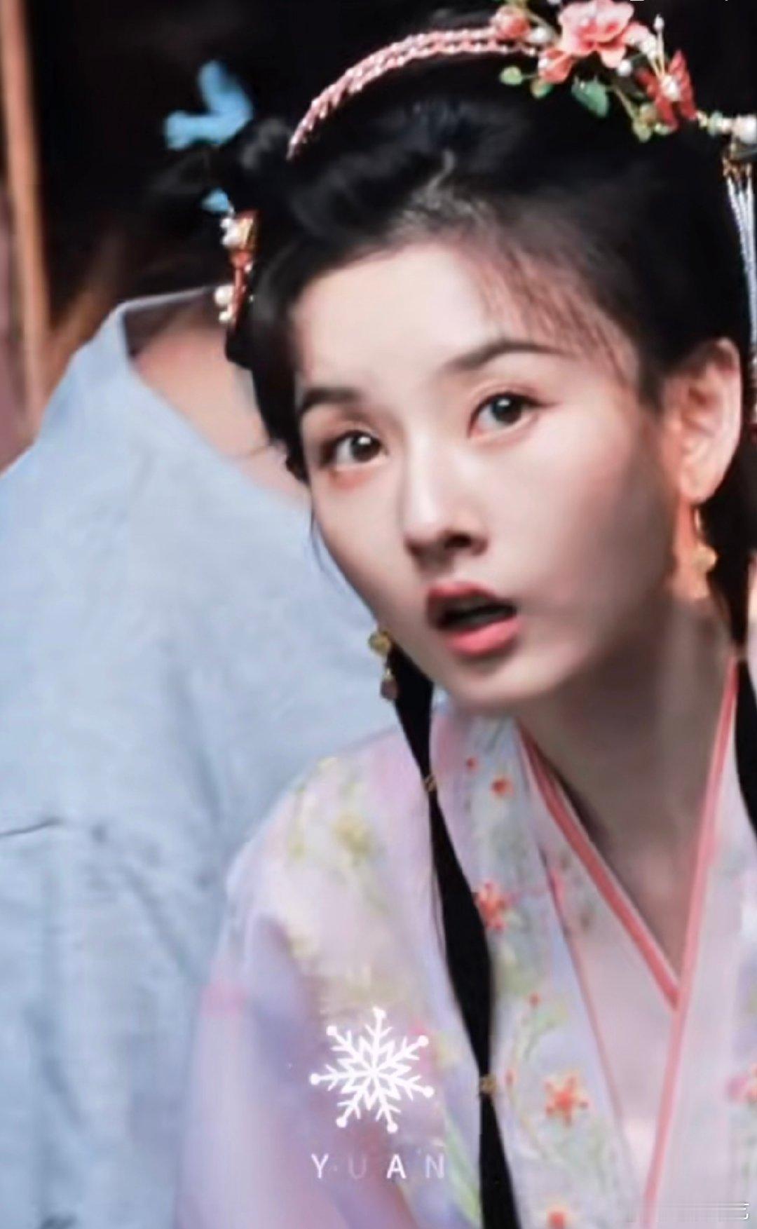 宋祖儿看到代拍的表情被代拍震惊到的宋祖儿 那震惊的表情仿佛在说“怎么会在这”，随