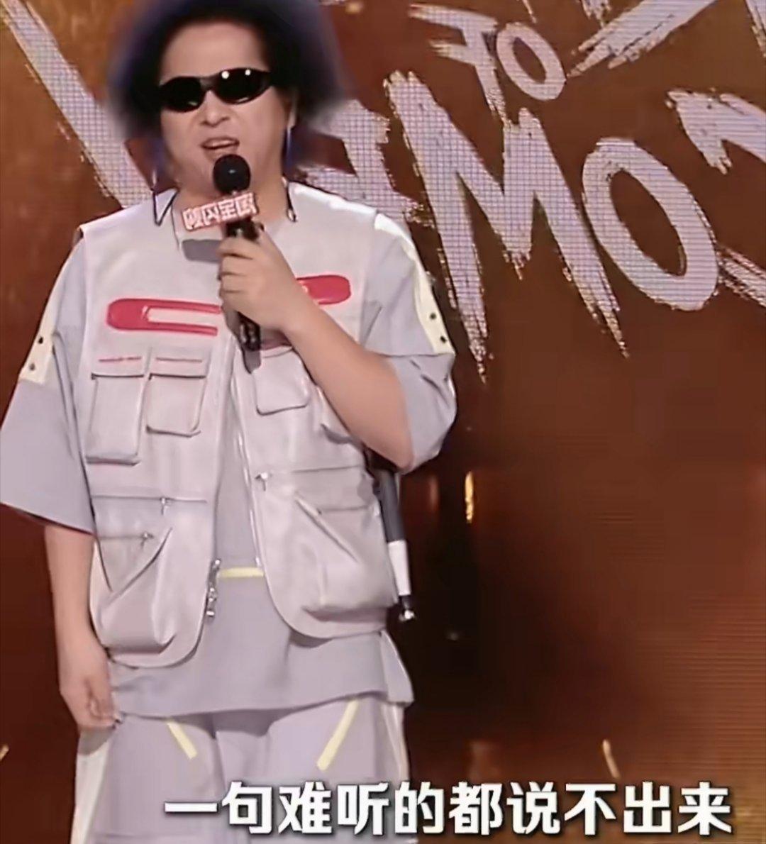 黑灯连发三条怼梁源  黑灯调侃弹壳舞台像"企业年会"，乐评人梁源急吼吼写长文护驾