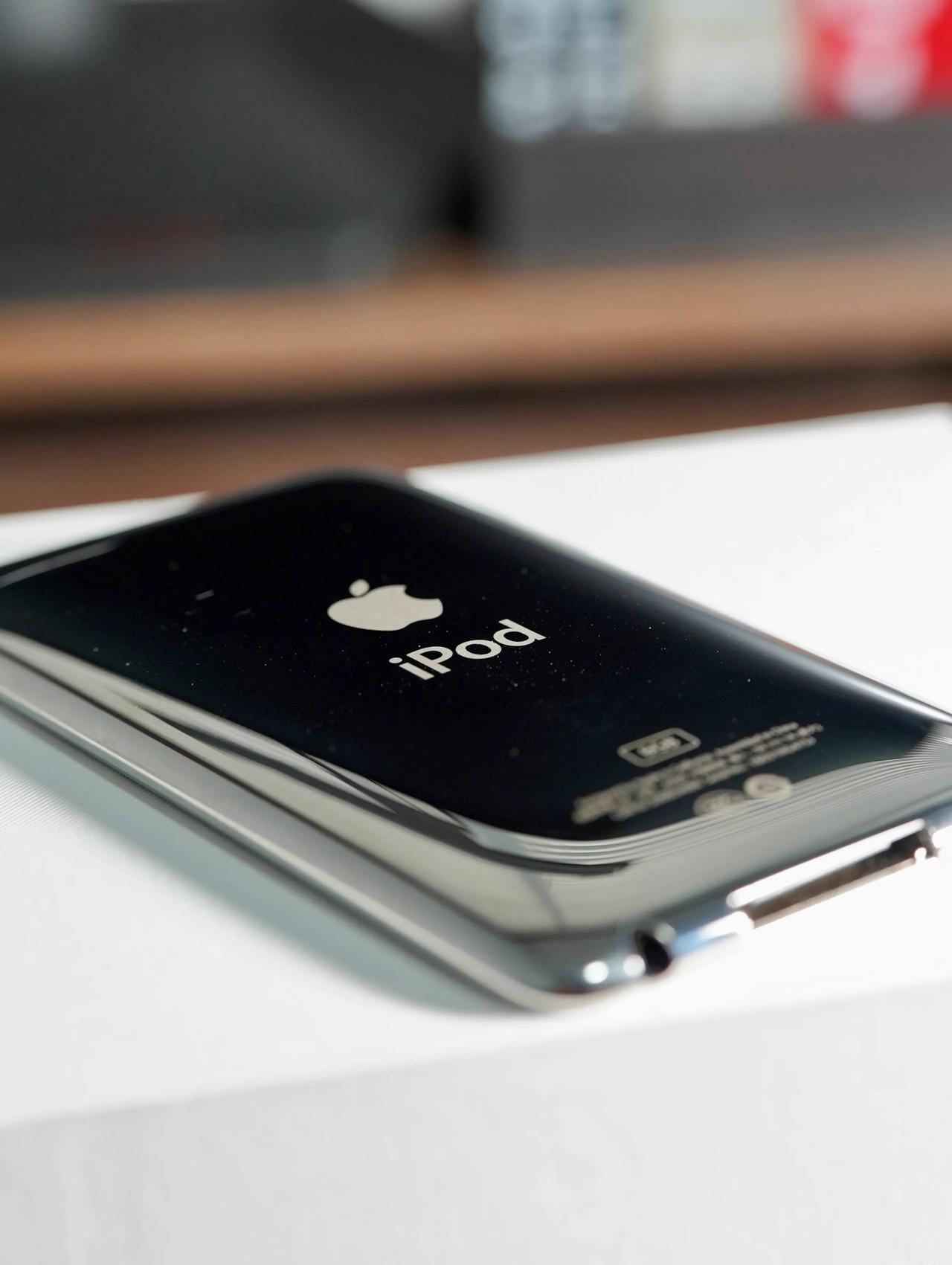 2008年的iPod Touch2，降维打击。

这个小东西在当年算得上土豪专属