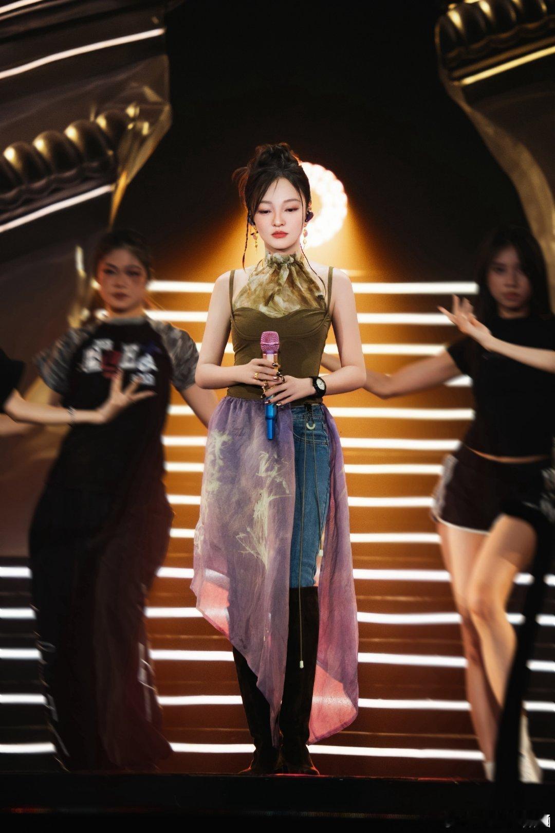 张韶涵演唱会突发心脏不适健康永远比一场完美的演出更重要！ 