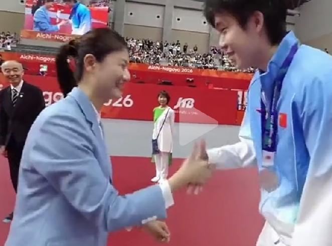 王楚钦说了什么？
混双颁奖现场一句话，
直接把丁宁逗笑。
这张口就来的搞笑口才，