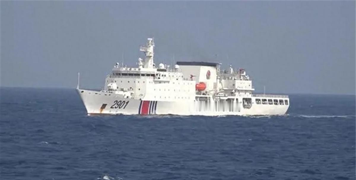台湾海巡署长张忠龙声称小船能对抗大陆万吨海警船，引发热议。大陆海警船在演习中强势