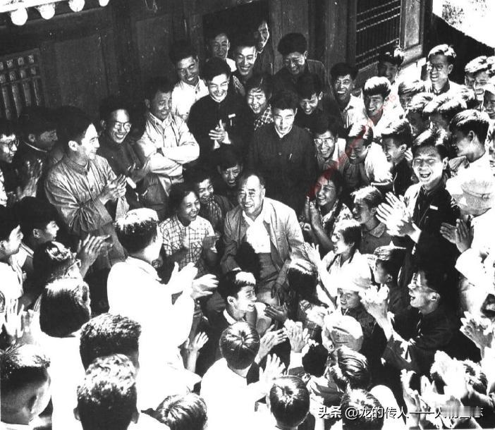 1958年7月，朱德在甘肃兴隆山会见兰州大学的师生。