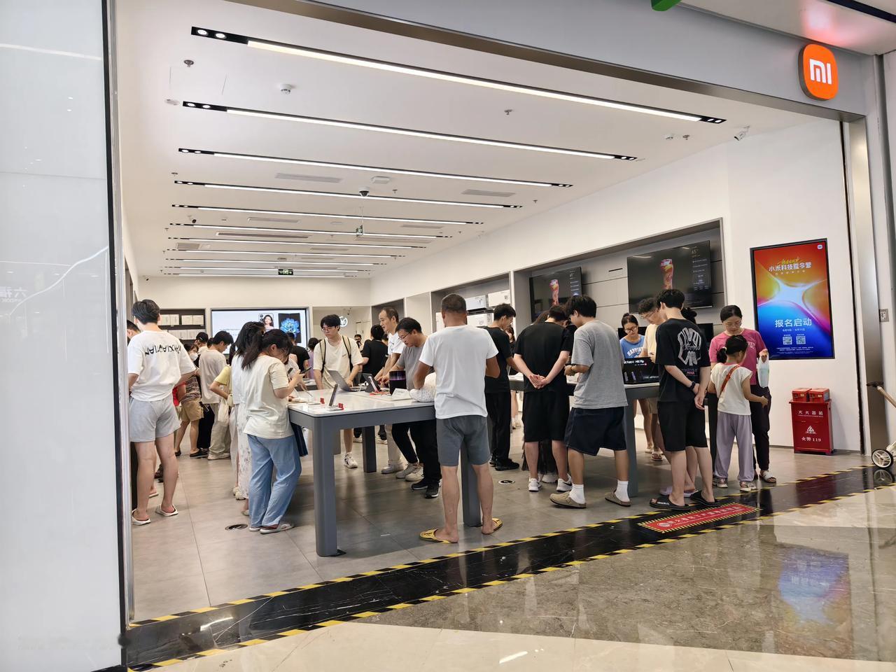 路过小米之家，里面全是人[捂脸]