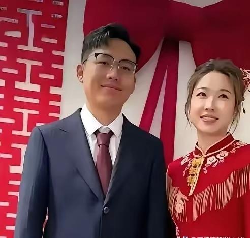 新郎26岁，新娘32岁，新娘是新郎高中三年的班主任。虽然在高中的时候，新郎就爱上