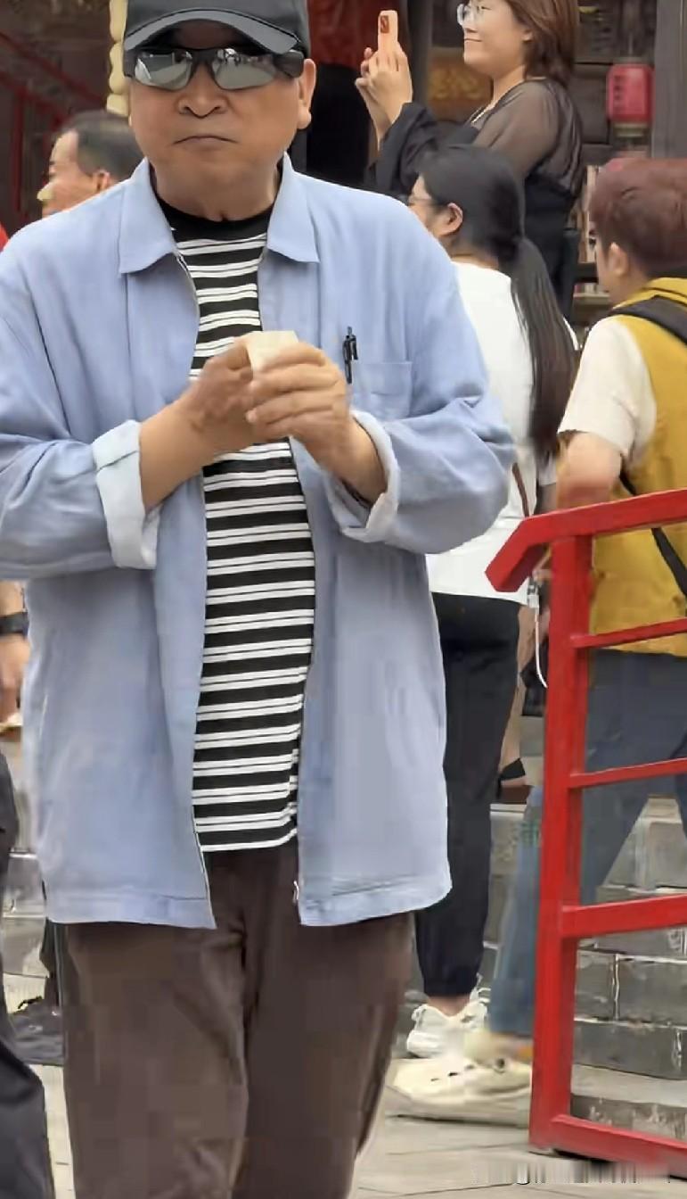 有人感慨：“姜昆大师退休后日子真好，走到哪儿都受大伙儿欢迎，不愧是相声大师、表演