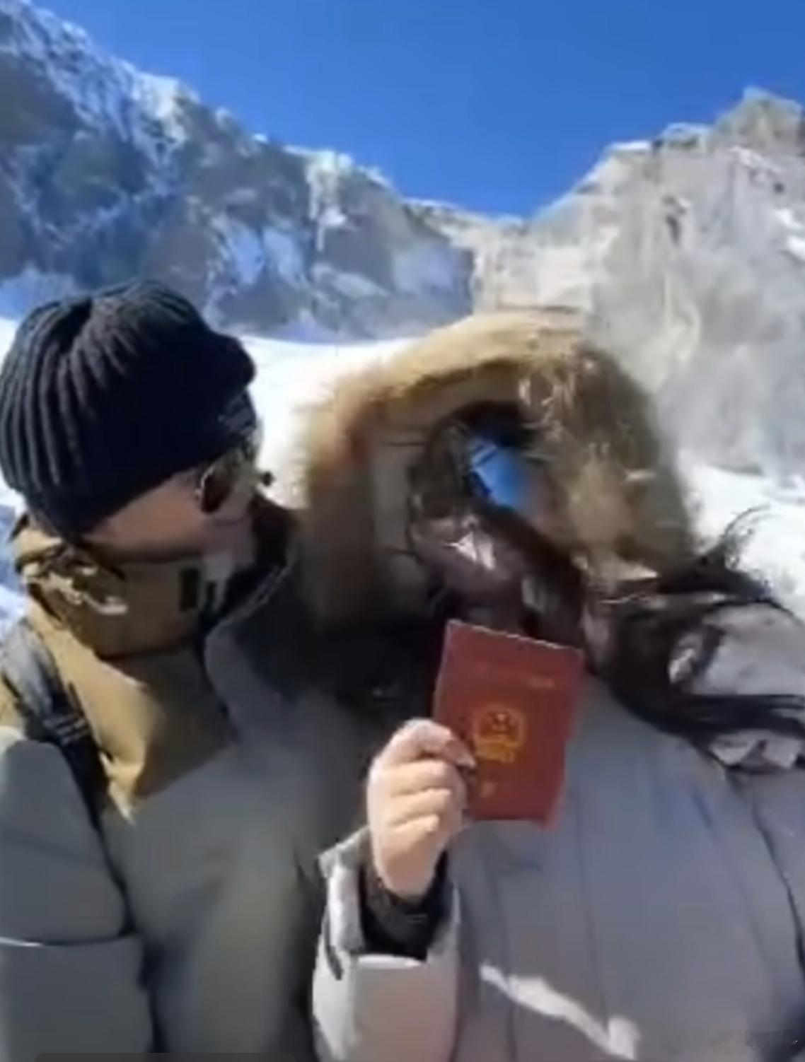 新婚夫妇合影结婚证被玉龙雪山收下了  玉龙雪山说，你们的证我收藏了！爱情，不需要