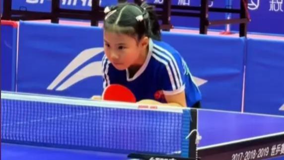 王楠女儿获乒乓球少年组冠军
最近乒坛传来暖心喜讯，昔日乒乓大魔王王楠的女儿笑笑太