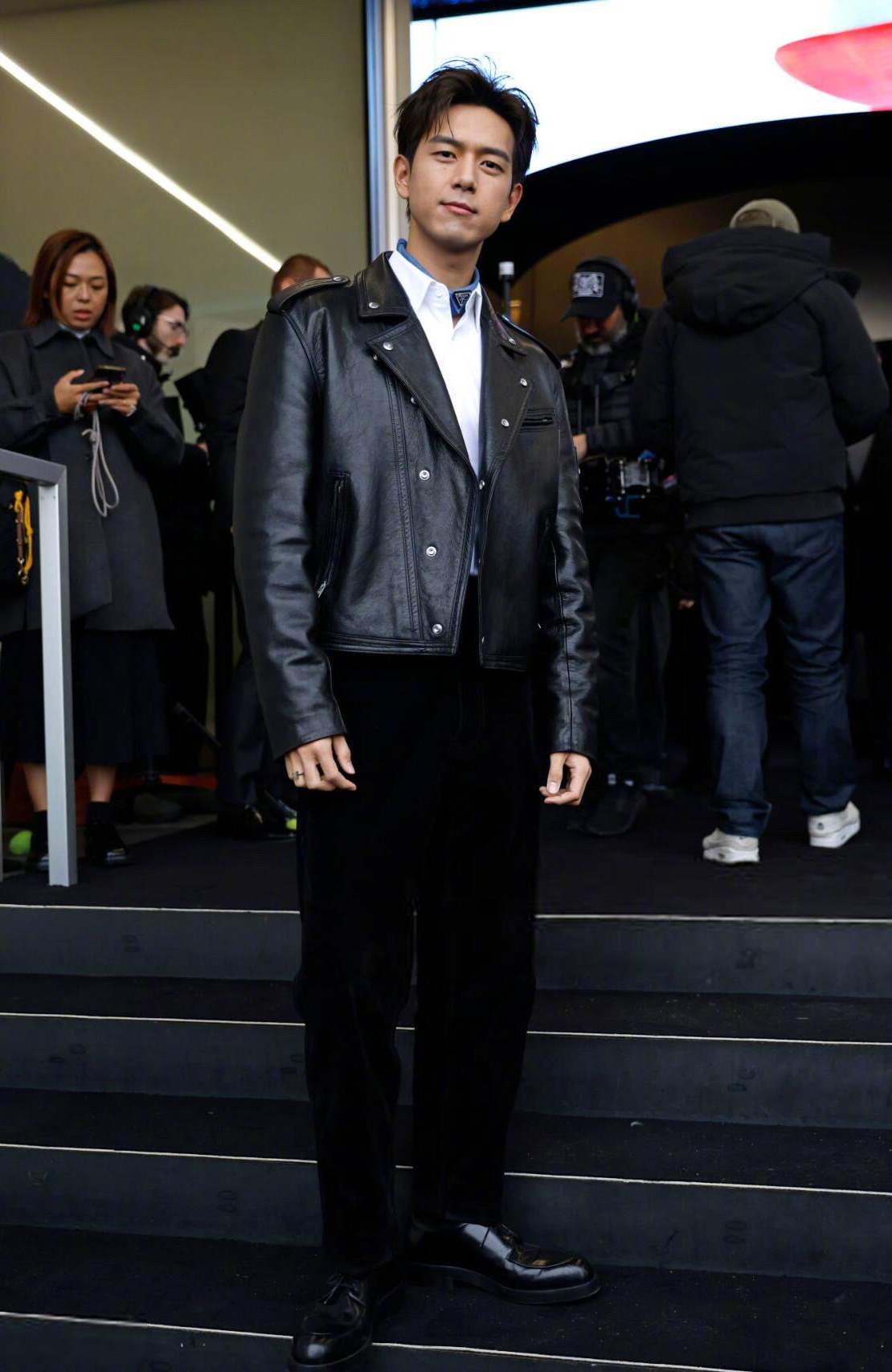出席Prada 2025秋冬系列男装发布秀的 李现  ，低调的选择了Prada 