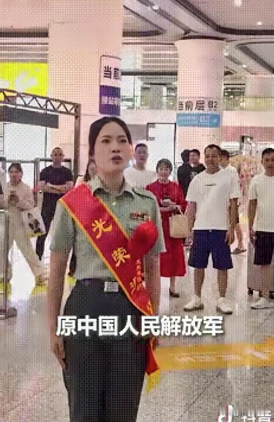 人民日报了！9月1日，重庆，一女子从军12年光荣退役回家，没想到，刚出站就看到退