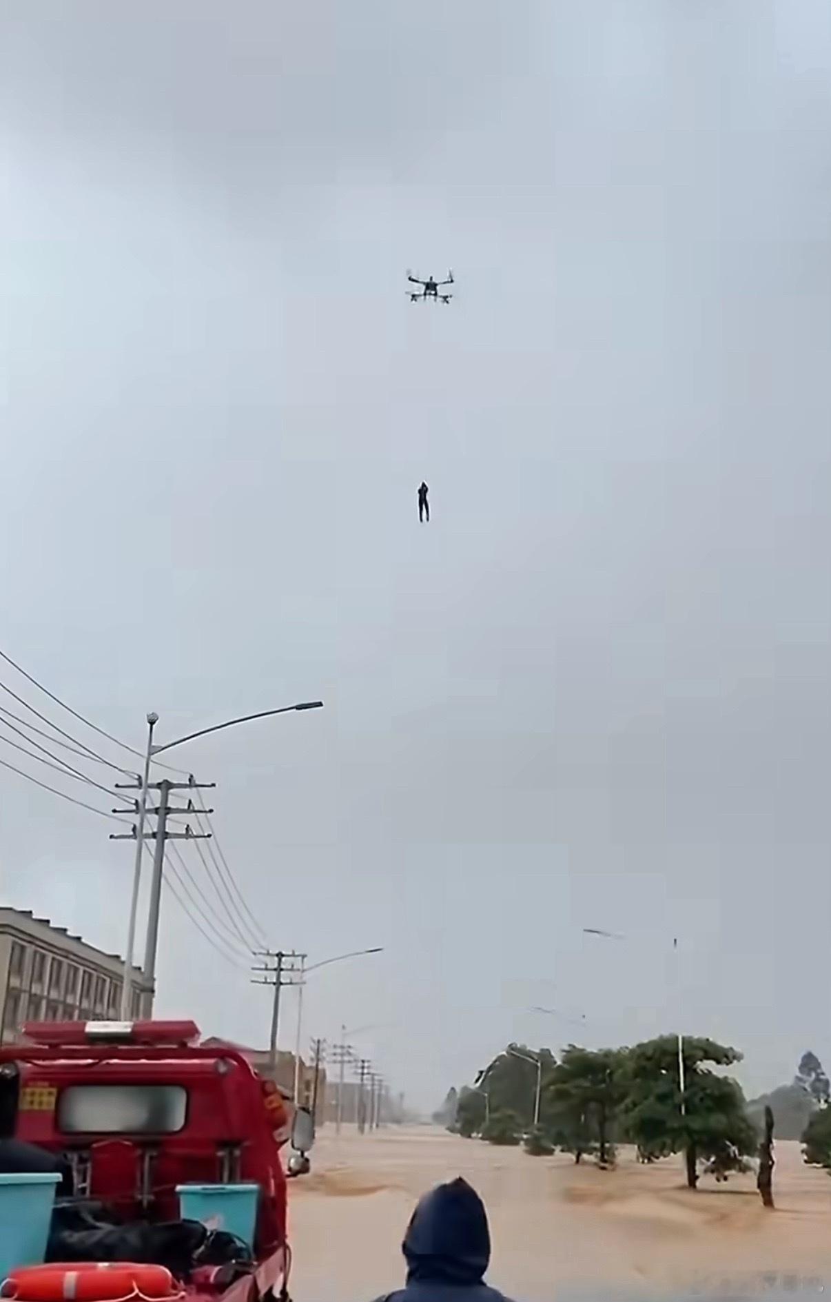 大疆救人刷到广西洪灾大疆无人机救人的画面，洪水冲断道路，冲锋舟没法靠近被困群众，