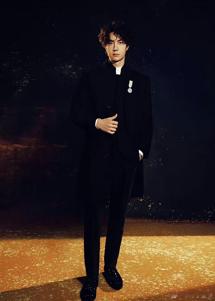 王一博的中山装，肖战的紫色西装，这两位的着装都有亮点。有网友晒出微博之夜的座次表