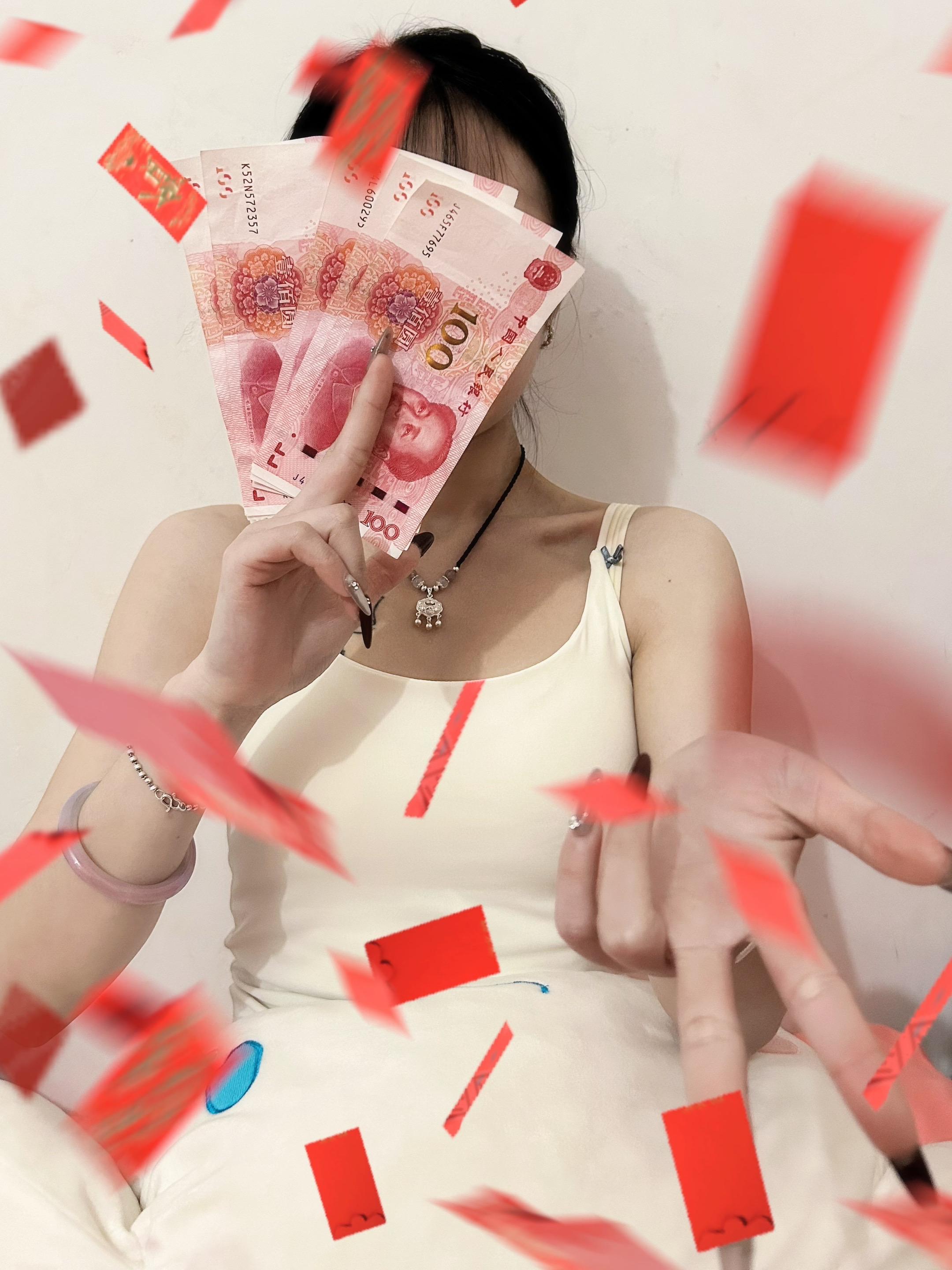 愿财神知我意 大风吹来人民币