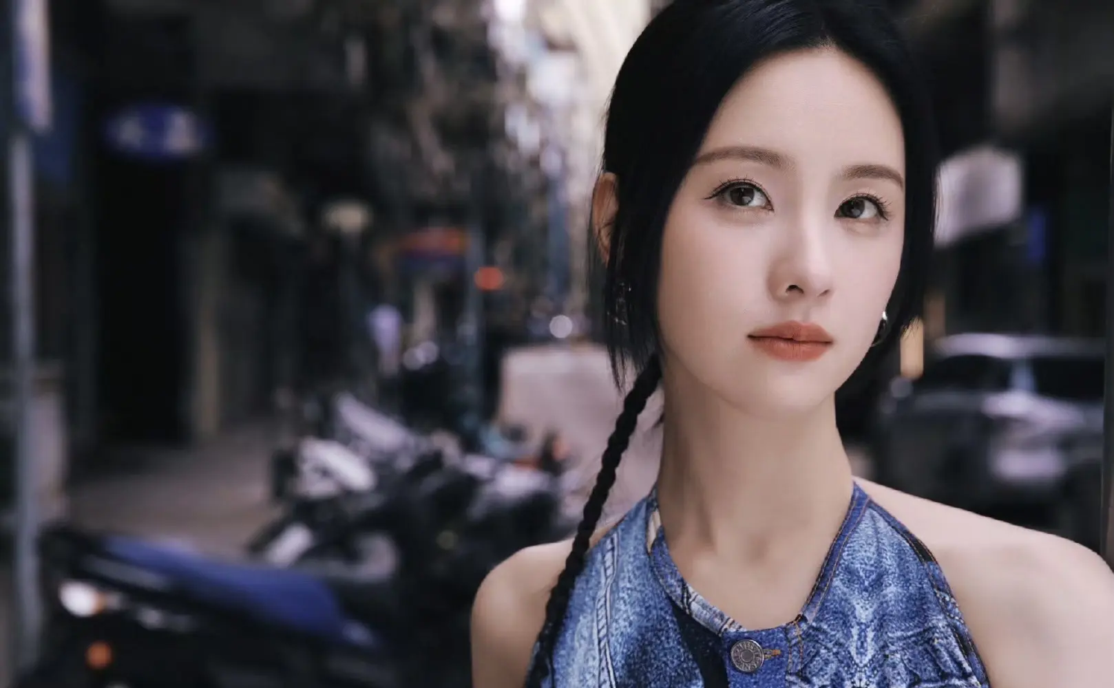陈都灵。