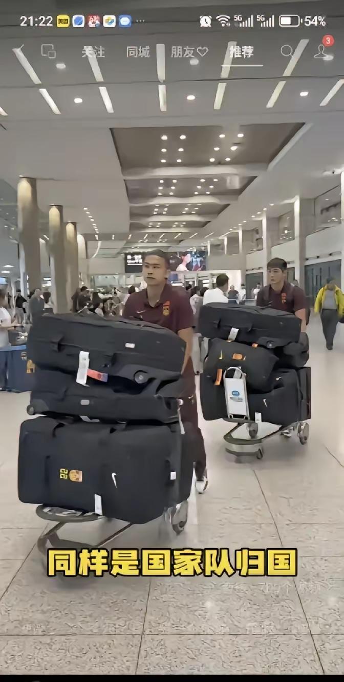 把孩子难为成什么样了，国足出征真不容易啊，大包小包的折腾的够呛，弄得精疲力尽 ，