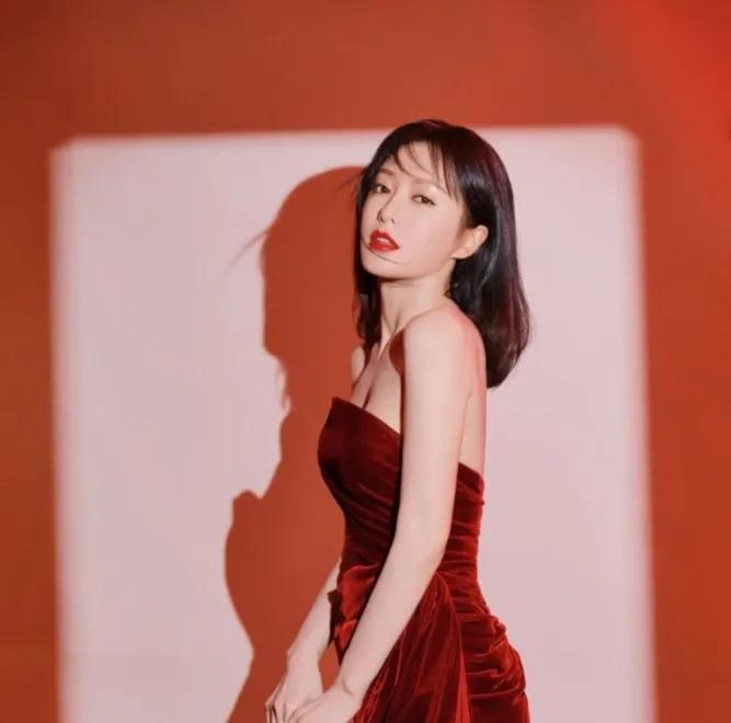 黄晓明钟爱身材火辣的大眼美女

第一任：秦岚，45岁

第二任：李菲儿，36岁