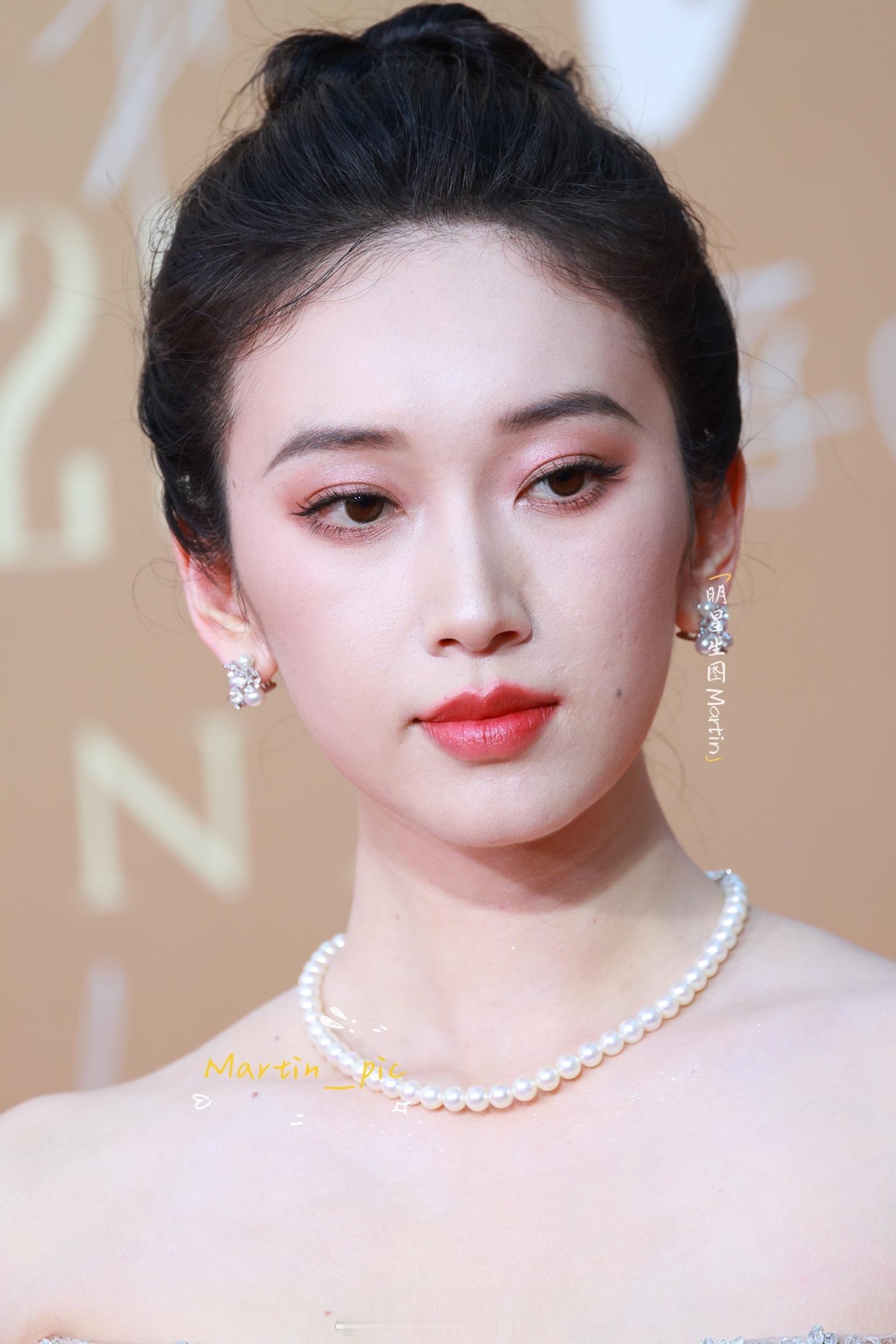 刘令姿[超话] 刘令姿中国时尚产业盛典红毯生图人鱼公主怼脸生图美到不可方物，姐姐