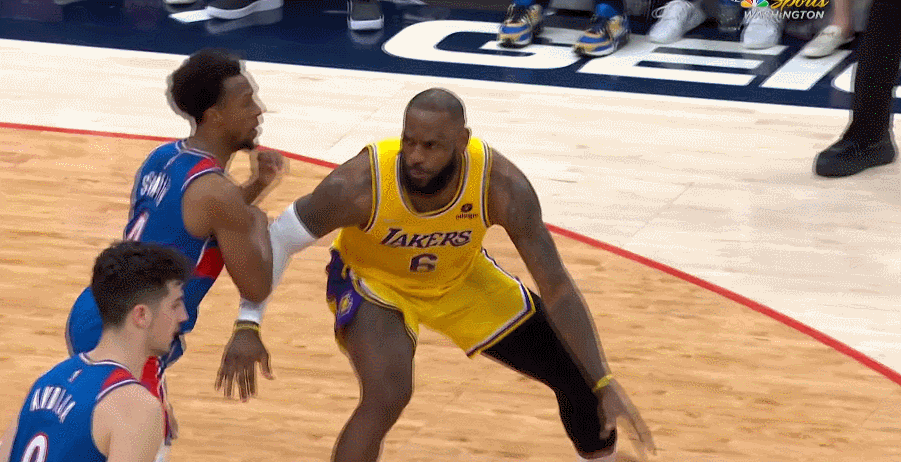 得不偿失，詹姆斯挑衅对手，随后被波神隔扣！
上一个回合，詹姆斯篮下低位单打，面对