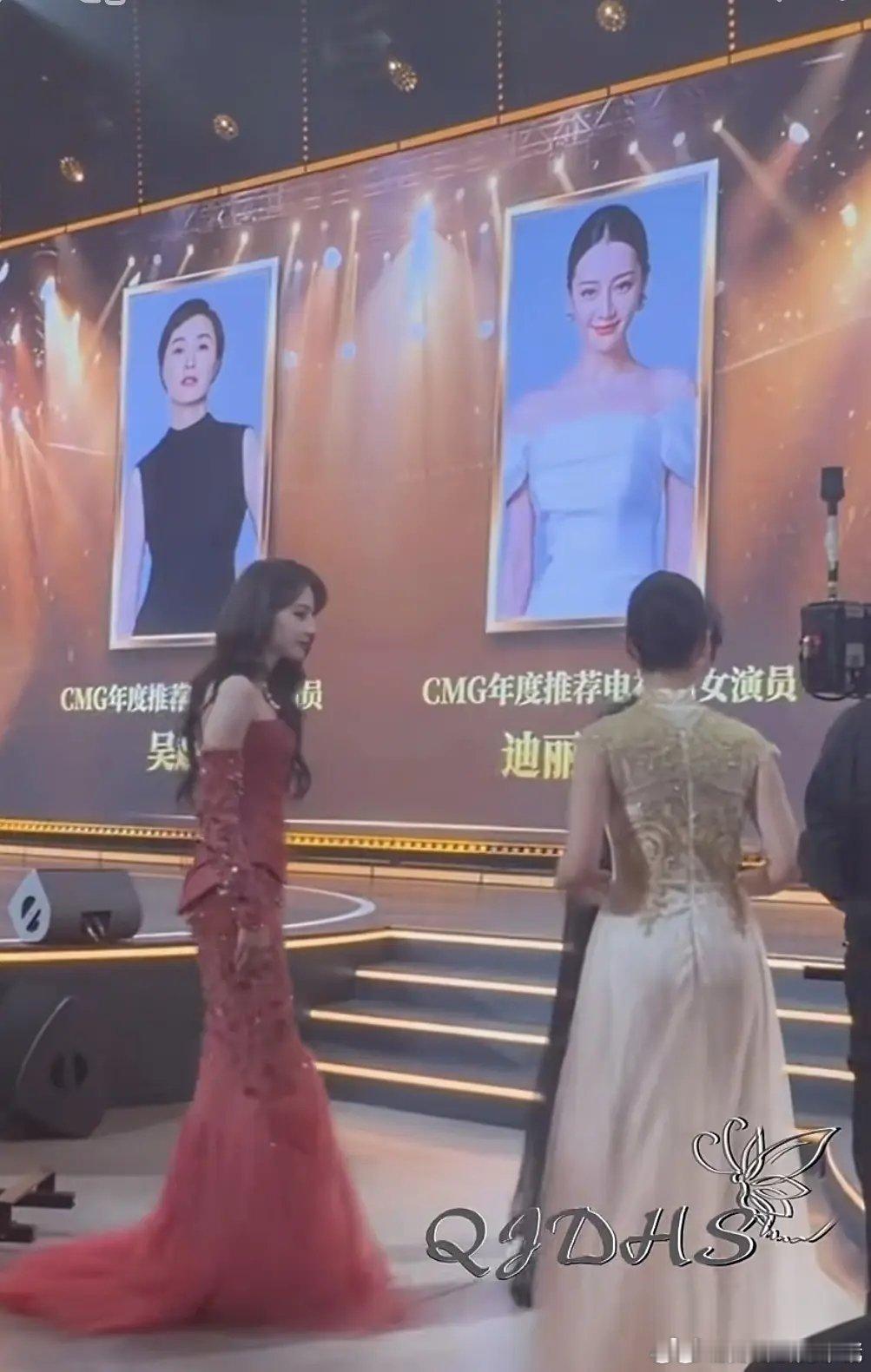 迪丽热巴获最佳电视剧女演员迪丽热巴凭借《利剑玫瑰》邓妍一角荣获中国影视之夜最佳电