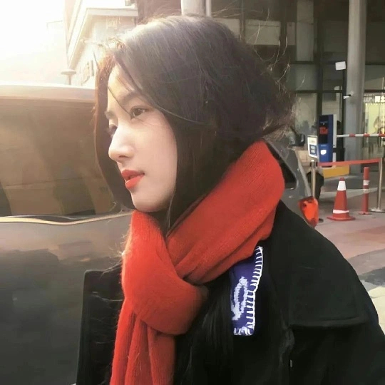 卢昱晓美神怼脸卢昱晓的美神怼脸太绝了！生图直拍无滤镜也能扛住极致特写，清透骨相搭