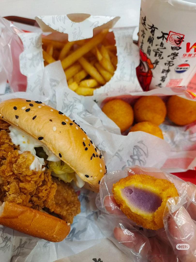 9块9咖啡包月一杯又一杯  打工人的续命日常，全靠华莱士咖啡撑住！早八通勤来一杯