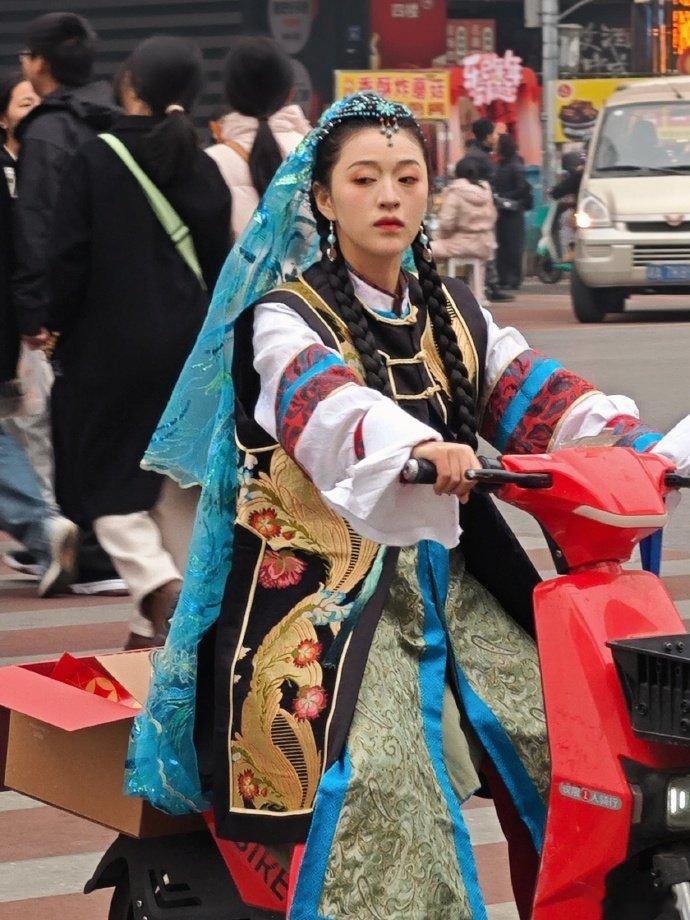 长沙偶遇后宫在逃叶澜依  到底是谁把我们拽妃调成了这样？竟然满街送福了！  