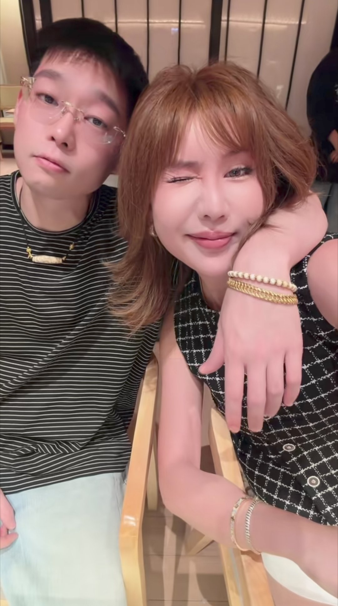 超甜！弹壳和老婆最新合照弹壳